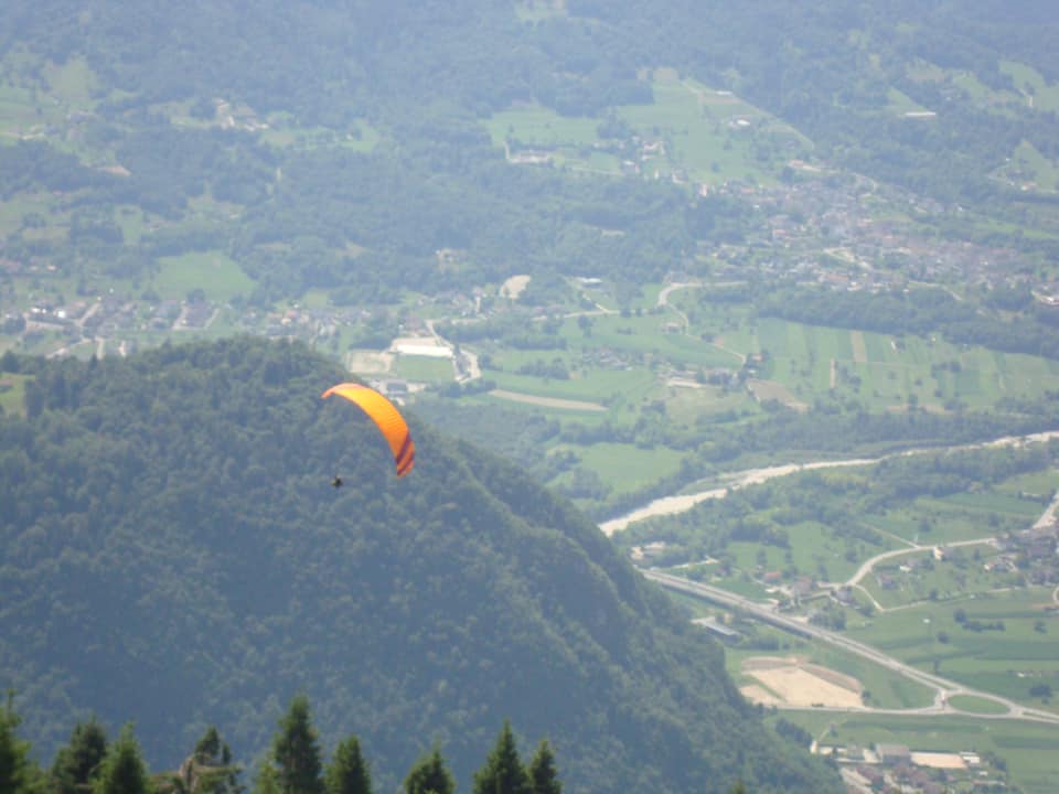 Paragliding vanaf een heuvel