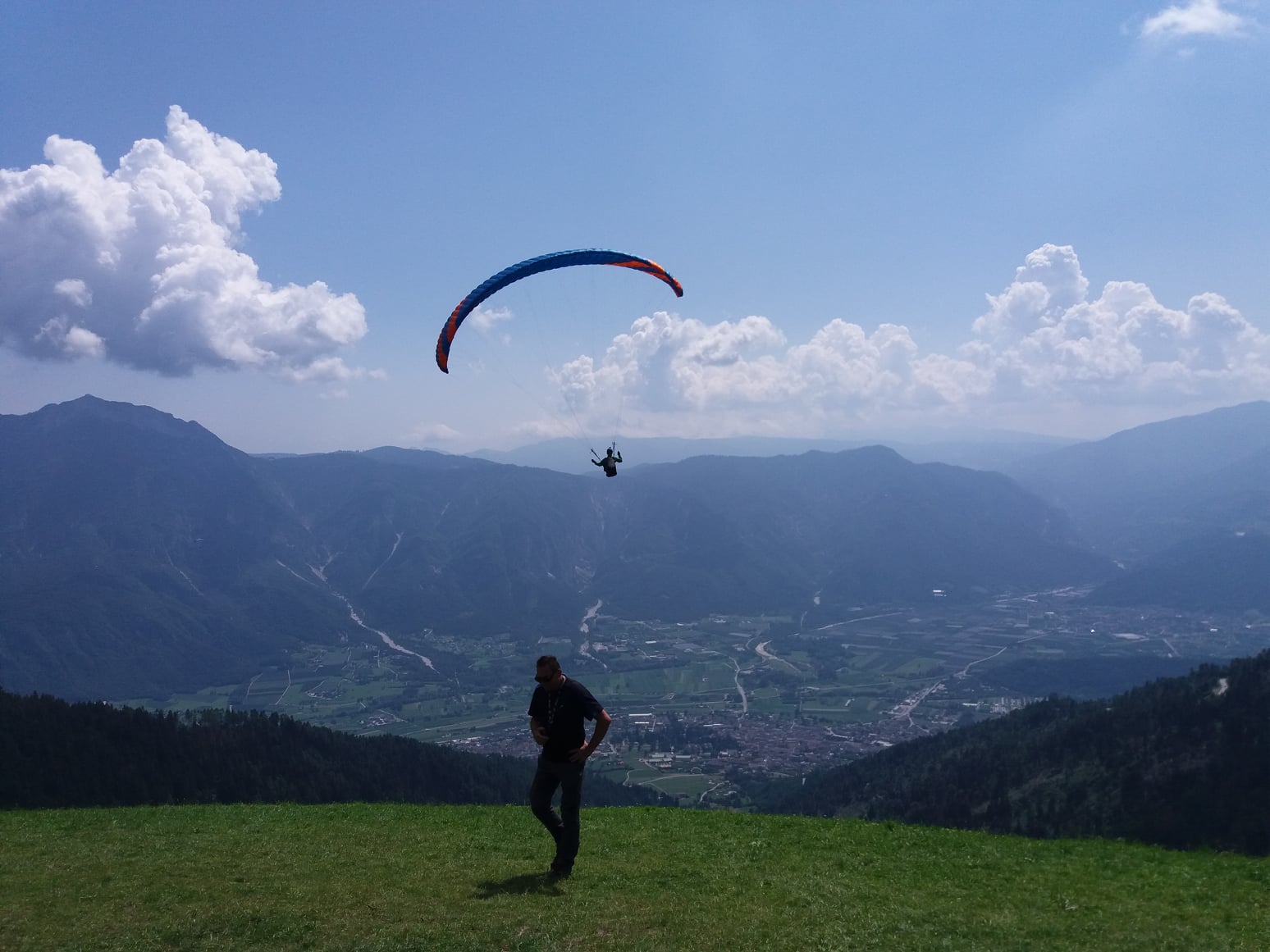 Paragliding boven een groene vallei